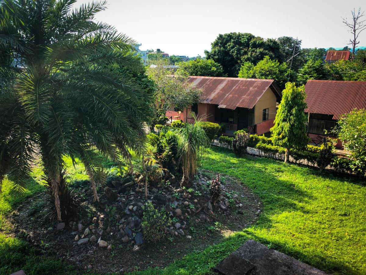 Hotel Tharu Garden, Sauraha Esterno foto