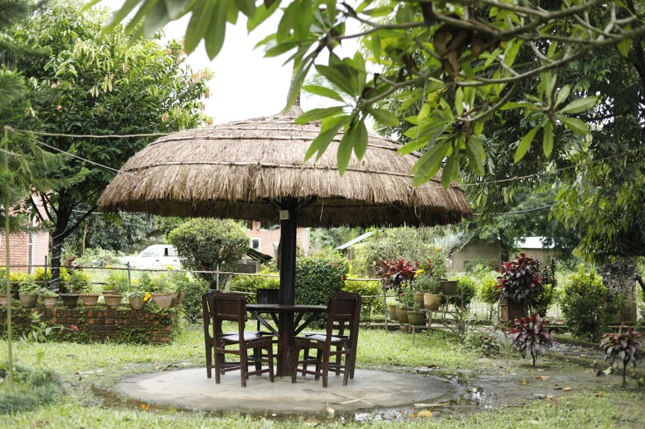 Hotel Tharu Garden, Sauraha Esterno foto