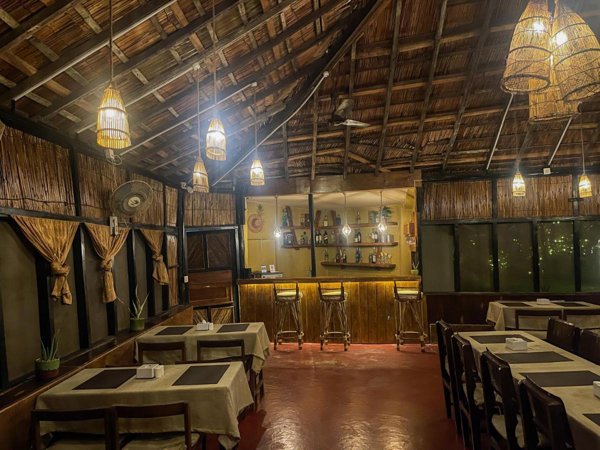 Hotel Tharu Garden, Sauraha Esterno foto
