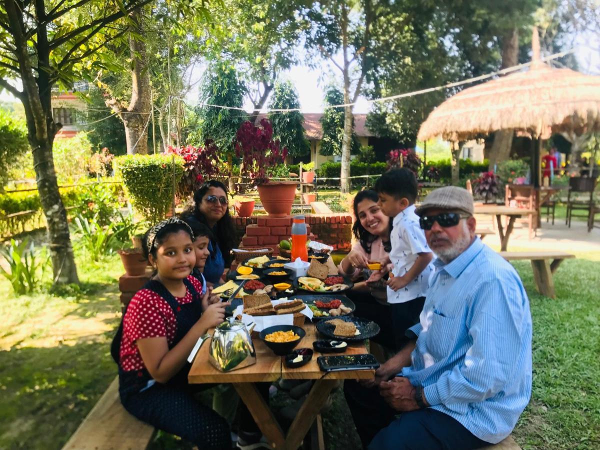 Hotel Tharu Garden, Sauraha Esterno foto