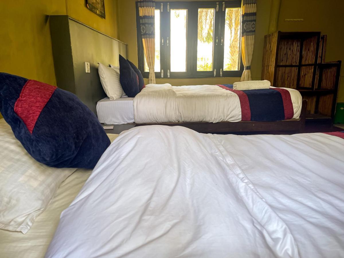 Hotel Tharu Garden, Sauraha Esterno foto