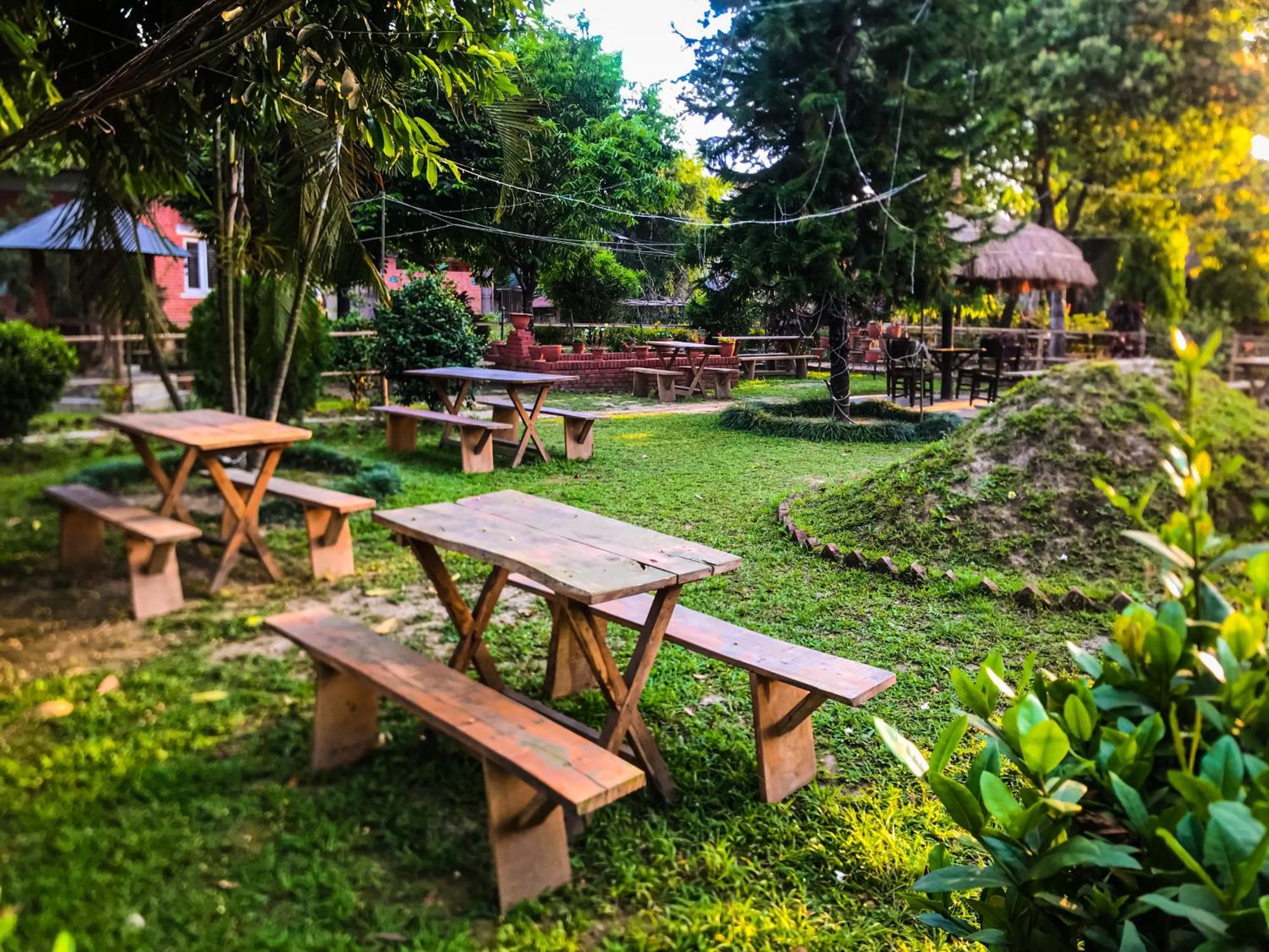 Hotel Tharu Garden, Sauraha Esterno foto