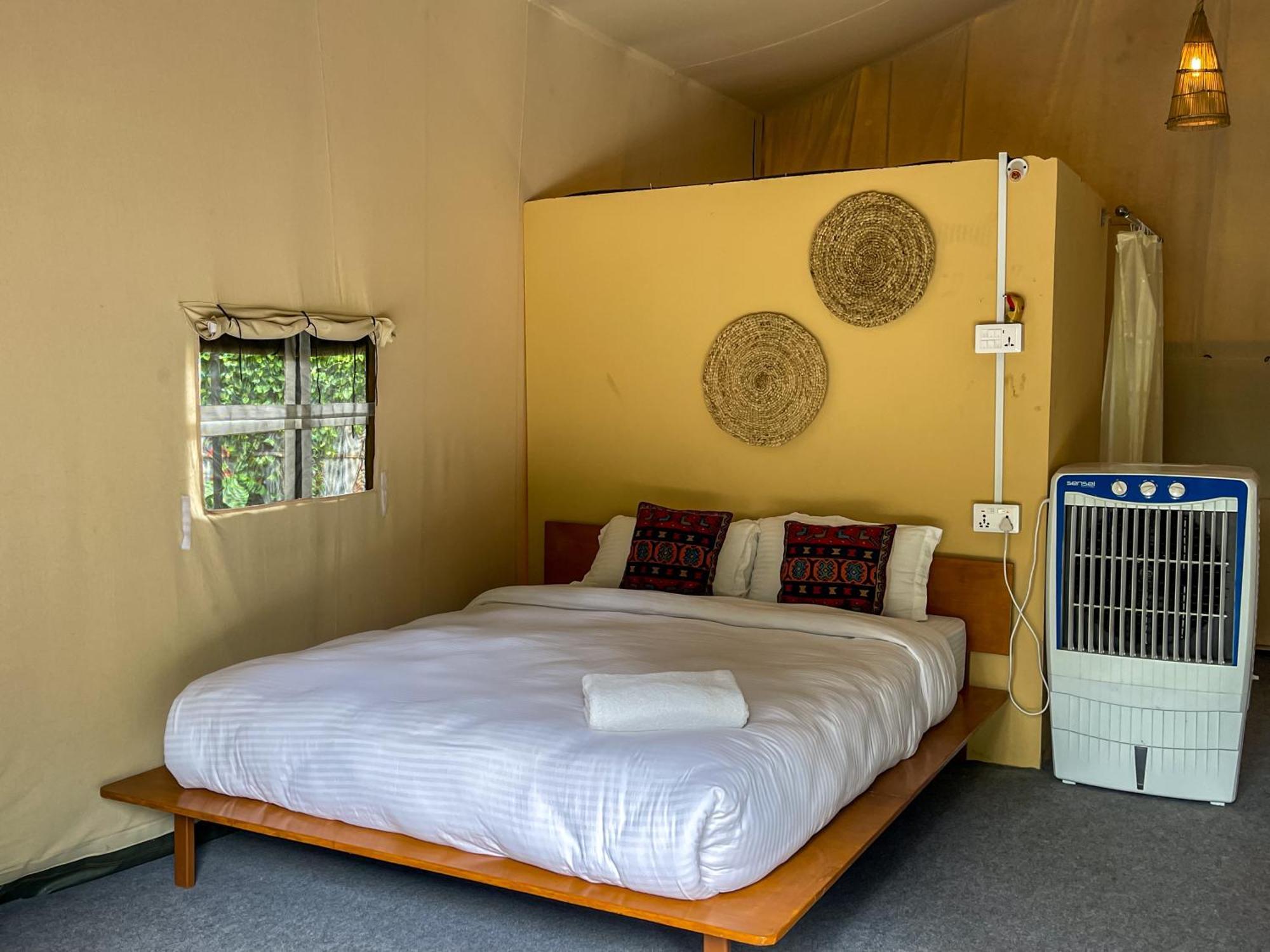Hotel Tharu Garden, Sauraha Esterno foto