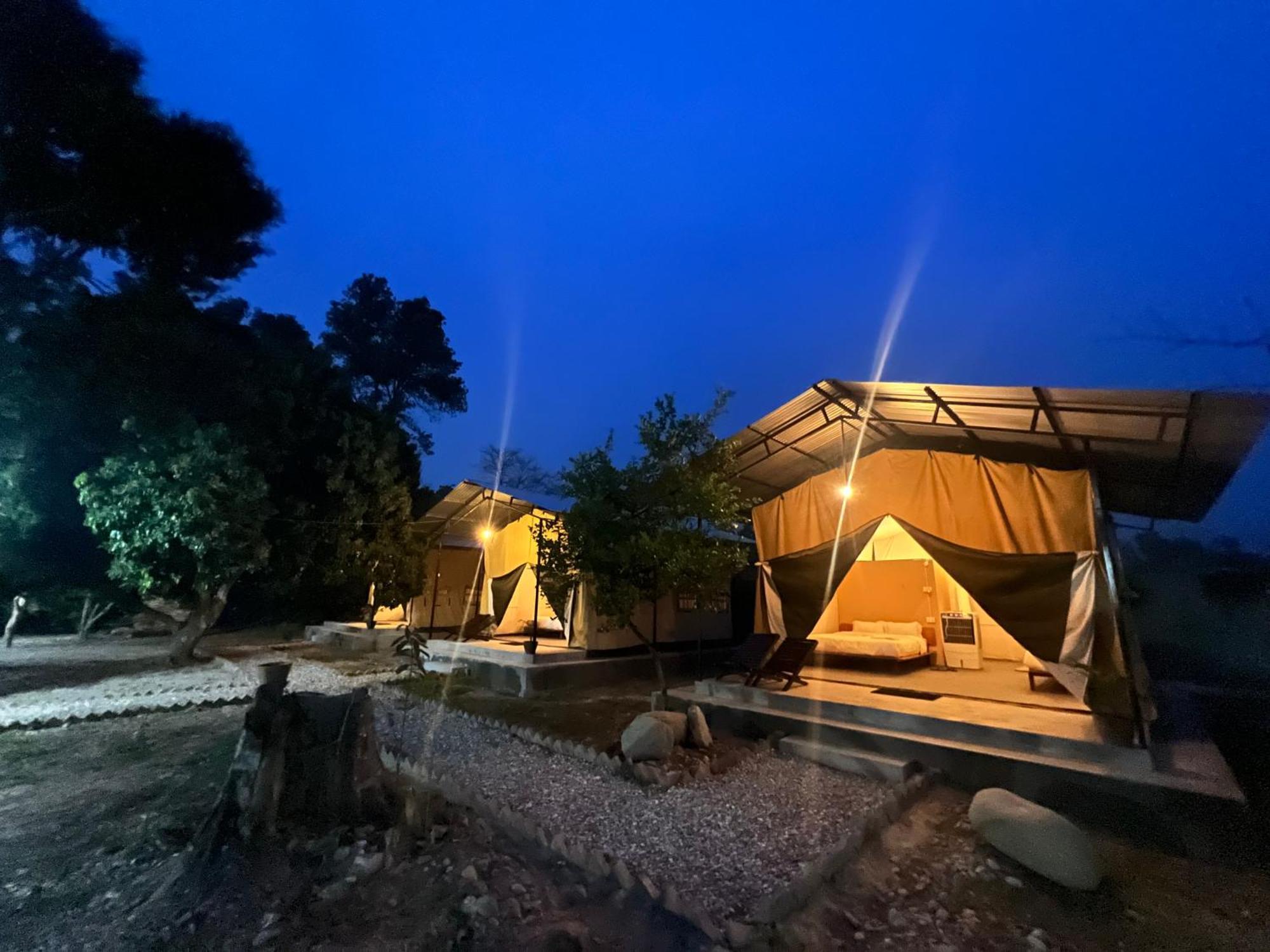 Hotel Tharu Garden, Sauraha Esterno foto