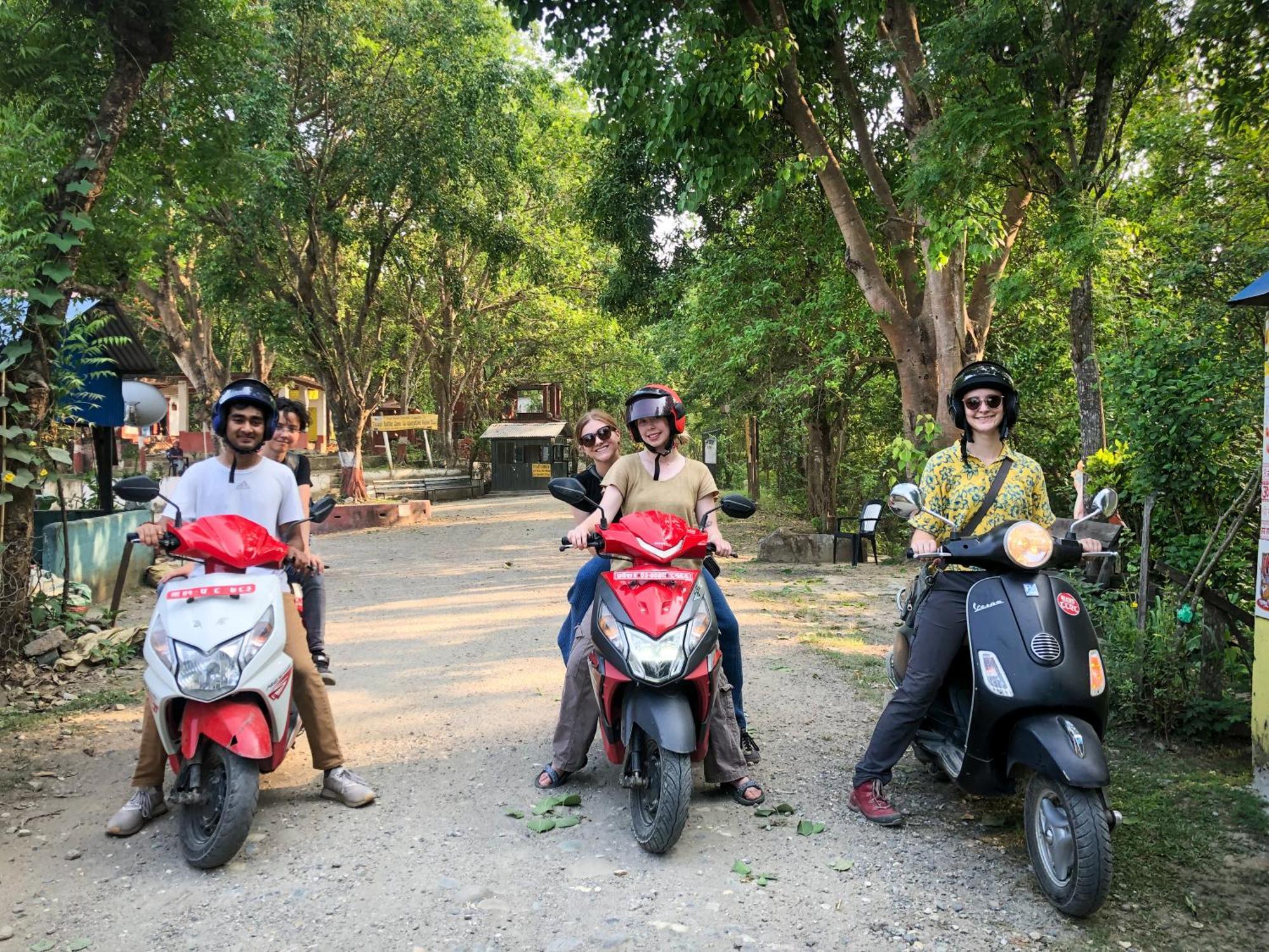 Hotel Tharu Garden, Sauraha Esterno foto