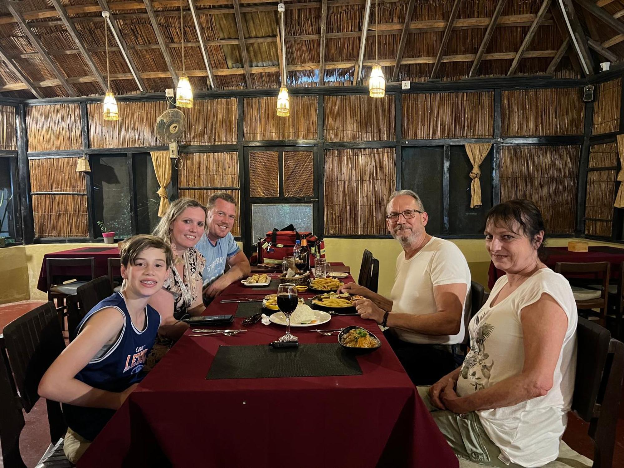 Hotel Tharu Garden, Sauraha Esterno foto