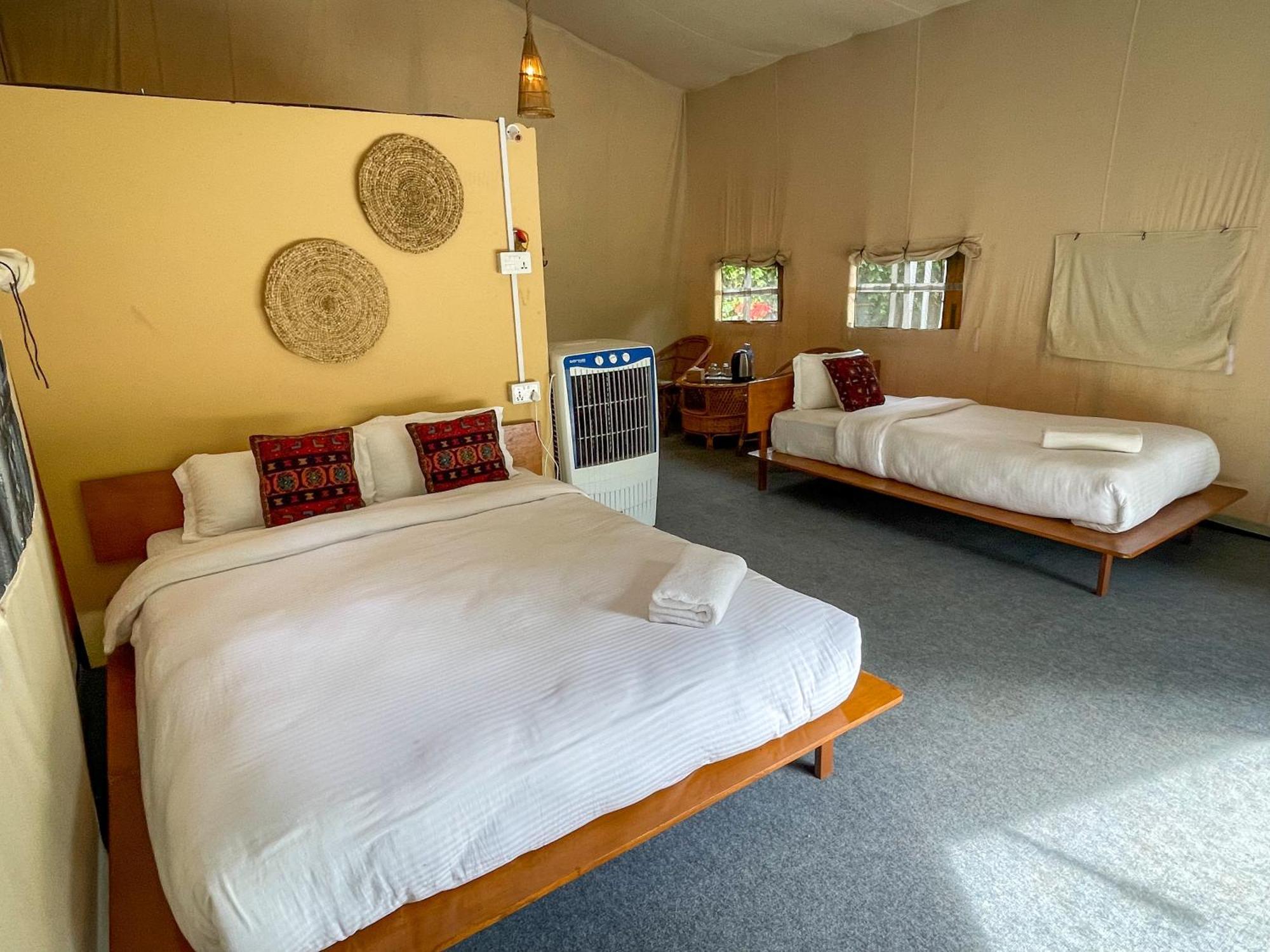 Hotel Tharu Garden, Sauraha Esterno foto
